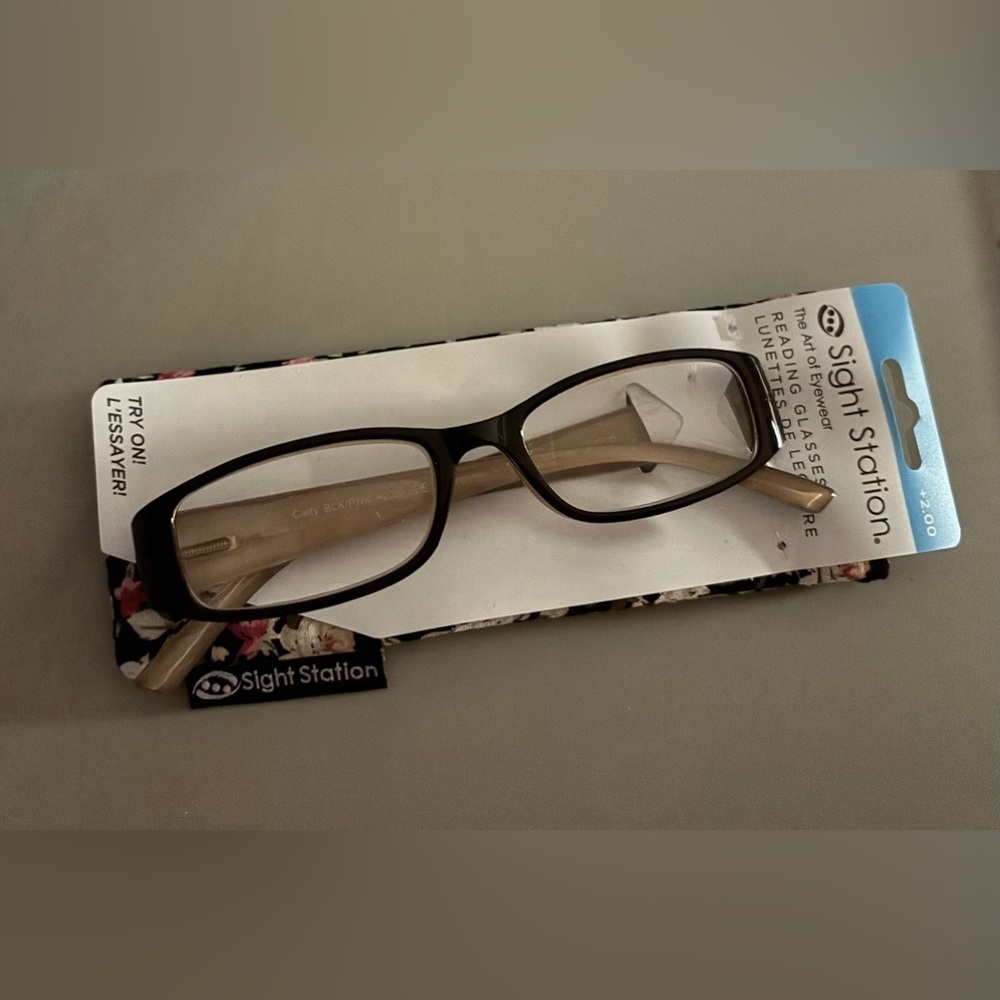 FOSTER GRANT SIGHTSTATION brown rectangular reading glasses w/case. NEW. +2.00